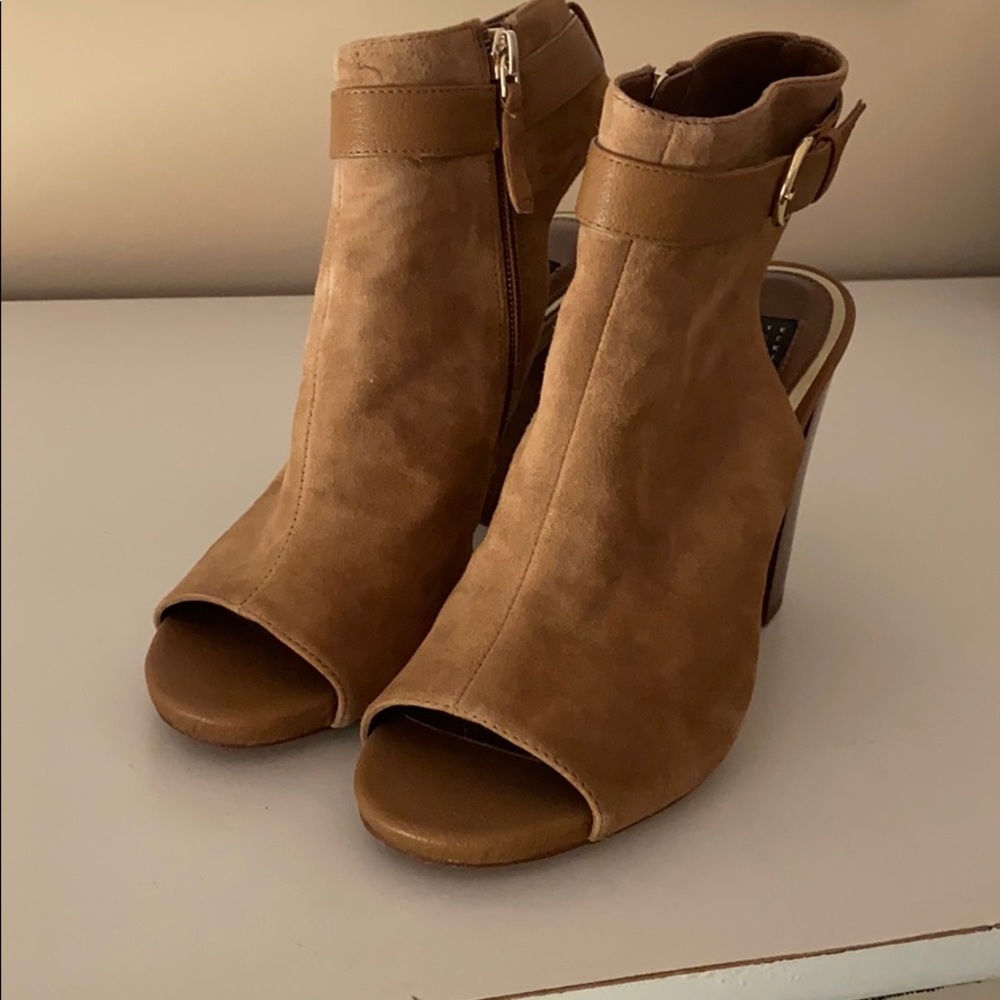 Whitehouse Blackmarket open toed heeled shoe